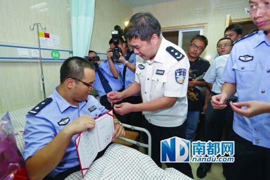 病床上领奖 民警潘家扬获个人一等功