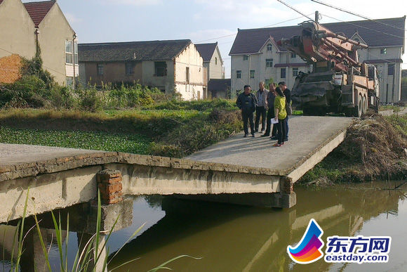 今天上午11点左右,一辆大型注浆车强行开上浦