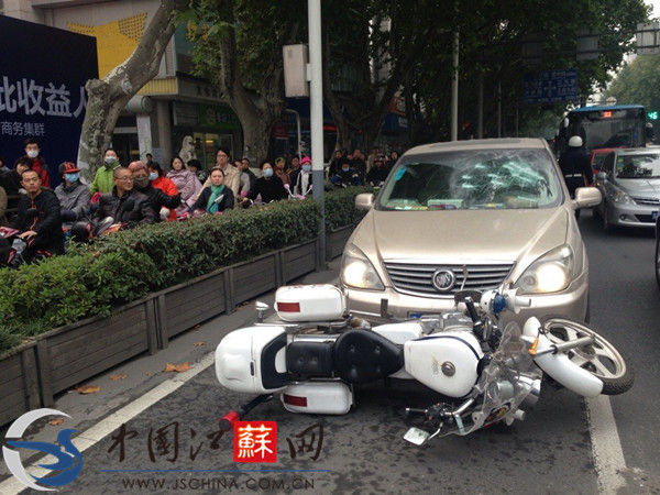 南京: 男子酒驾 逃逸撞伤 交警  车中搜出刀具毒品