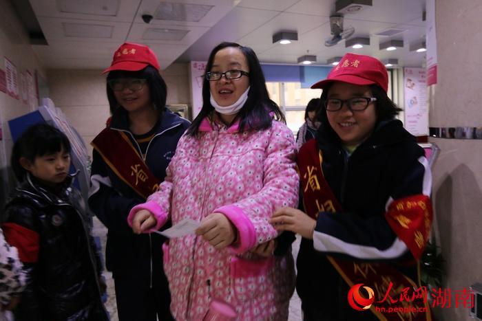 湖南省妇幼:学生志愿者除夕为孕妇提供导诊服
