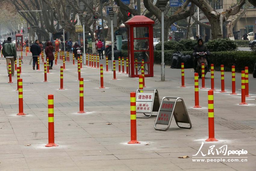 南京历史文化街50米人行道竖80根隔离桩|文化