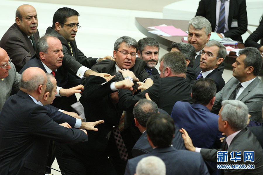 土耳其议会上演全武行 一议员受伤送医院(组图