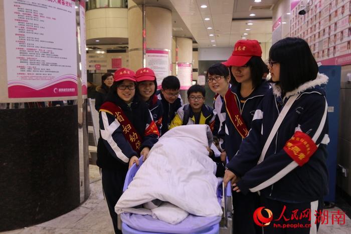 湖南省妇幼:学生志愿者除夕为孕妇提供导诊服