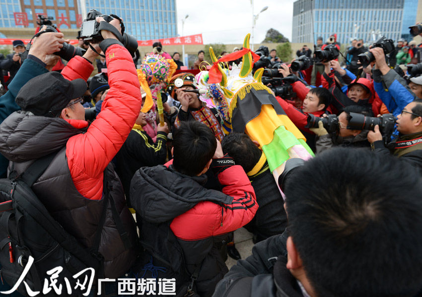 贺州富川闹元宵活动 千名摄影师包围炸龙|民