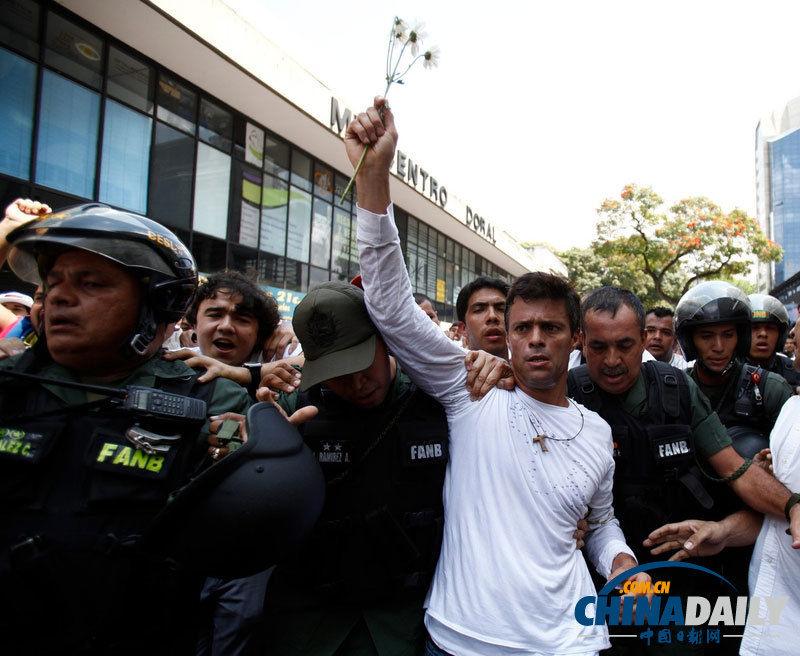 委内瑞拉反政府示威持续 反对派领导人穿白衣