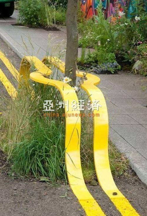韩善良工人支 双黄线 铁架保护路边杂草引热议