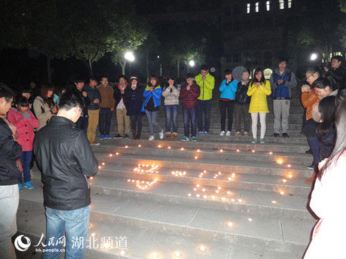 武汉一民办高校50余学子自发为失联飞机烛光