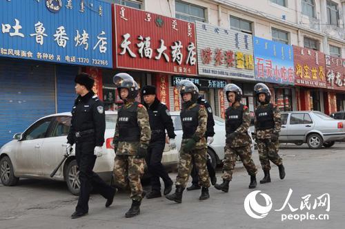 图为公安民警和边防官兵在街面上联合巡逻