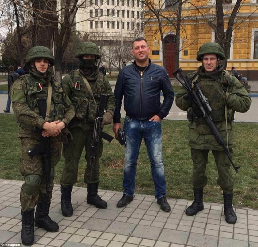 俄军进驻克里米亚 民众合影欢迎(图)-中国学网