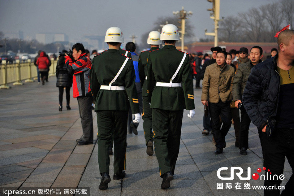 天安门广场安保升级 武警持枪执勤特警车严巡