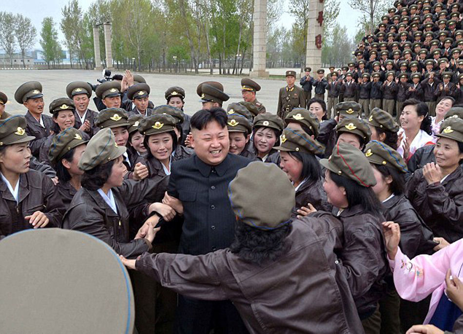 　　朝鲜领导人金正恩（Kim Jong-un）日前视察朝鲜人民军空军部队，被女兵围住笑容满面。