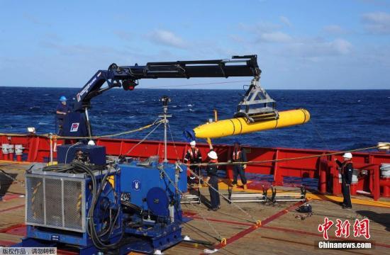 图为美国海军4月4日公布1日阿耳特弥斯自治水下机器人在印度洋海域进行浮力测试成功返回的图片。...