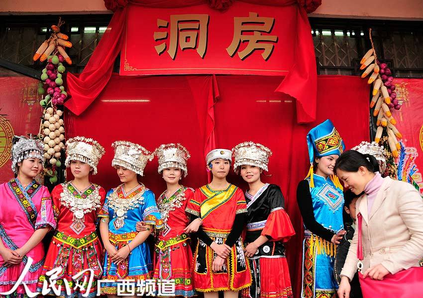 桂林秀峰“三月三”上演民俗婚礼 白马迎亲花轿出嫁|婚礼|迎亲_凤凰资讯