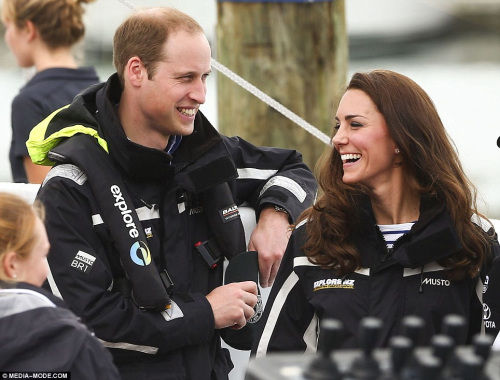 威廉王子夫妇来到新西兰港市奥克兰，进行了一场帆船竞赛。