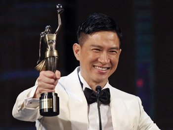 张家辉凭《激战》再获金像影帝 感谢老婆关咏