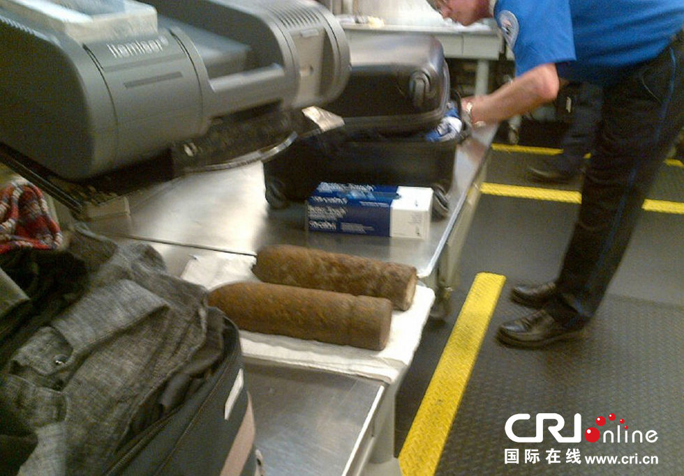 美国芝加哥机场行李检出两枚军用炮弹(高清组