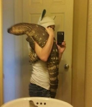 男子抱巨型蜥蜴宠物自拍 长180厘米重25公斤