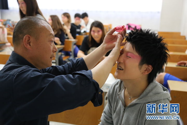 华人讲师为日本大学生们上京剧化妆实践课高清组图