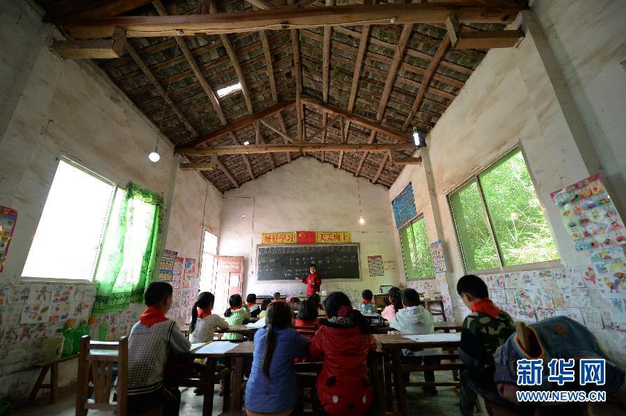 　　    5月5日，梁淑敏在给孩子们上语文课。