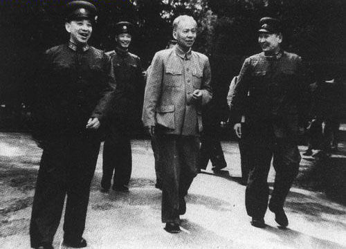 1958年9月,廖汉生(左1)、张震(左2)、钟期光(左4)陪同国家主席刘少奇视察南京军事学院