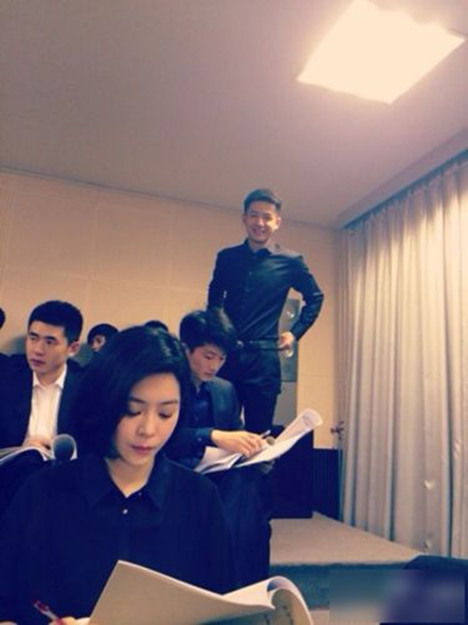 　　5月14日，杨紫微博晒出毕业答辩照片。图为2014届北影2班杨紫同学。