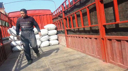 2014年3月10日上午，肖老板发往广西玉林药材市场的货正在装车