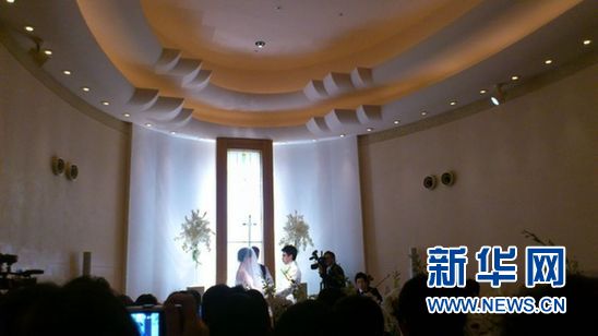 在东京洲际酒店的“婚礼教会”举行的日本化的西式婚礼。（新华社记者 杨汀 摄）