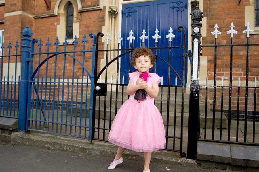 英五岁男童爱穿公主裙高跟鞋 参加学校俱乐部