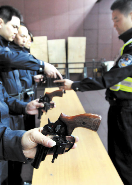　　上海公安巡警巡逻佩戴的05式转轮手枪。