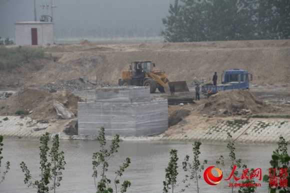 睢宁县魏集镇境内河道上正在建设的码头，护坡上被挖出一个大洞，用来打吊机机桩