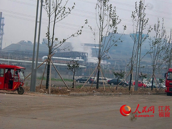 亚新钢铁污染严重的生产车间 人民网记者王继亮摄