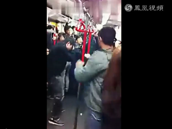 　　印度人在港铁车厢内殴打香港人后扬长而去的视频又在网上蹿红 现已证实该视频最早上传于2011年