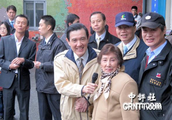马英九和母亲(资料照) 人民网5月5日电 据中评社报道,马英九母亲秦厚修2日傍晚过世,家属已订5日清晨举行家祭,火葬后移灵到台北富德公墓,和马父马鹤凌相伴长眠,仪式极简。马英九的两位女儿马唯中及马元中已从海外兼程赶回,送祖母最后一程。 有关马唯中的夫婿蔡沛然是否也会出席家祭,马办不愿证实,也非常低调。殡葬人员4日下午为秦厚修遗体化妆,马大姐马以南在场处理后续,不过4日下午新党在凯达格兰大道发起新五四爱国运动马以南与三姐马冰如都抽出时间低调到场短暂参加活动。 马母秦厚修2日逝世,停灵在台北第二殡仪馆,马