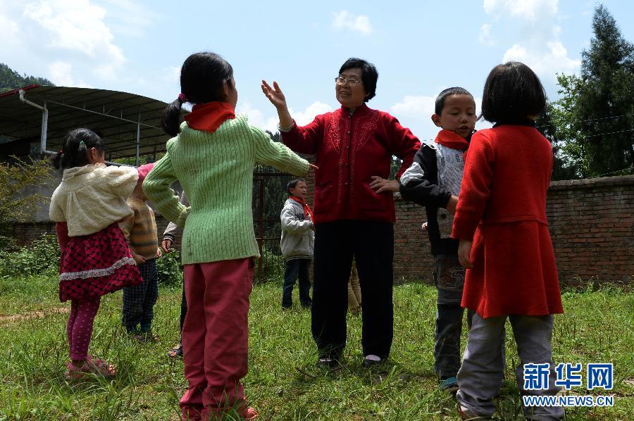 　　     5月5日，梁淑敏和孩子们一起玩游戏。
