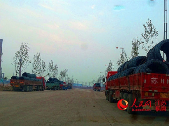 连云港亚新钢铁有限公司产品正在装运 人民网记者王继亮摄