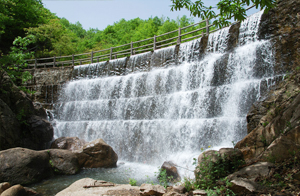 青龙湖瀑布
