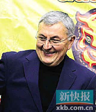 尤纳斯:王哲林身体条件不错 应该向易建联学习