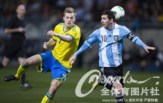 高清:国际友谊赛阿圭罗伊瓜因破门 瑞典2 3负阿