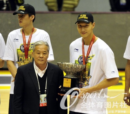 组图:CBA总决赛广东4 0横扫山东夺冠 易建联荣