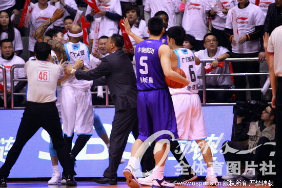 积木:cba辽宁vs新疆辛格尔顿与李晓旭篮下爆高清拼龙舟图片