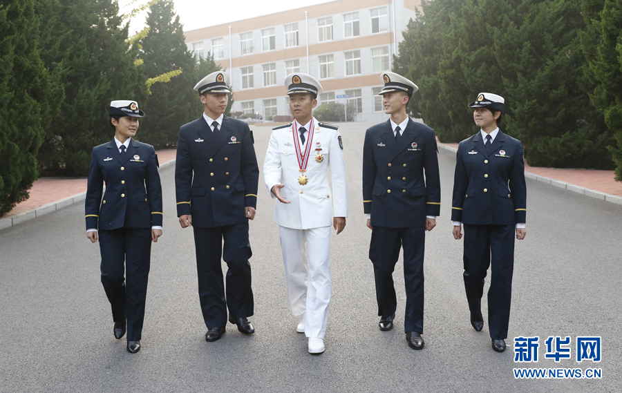 【中国人民海军成立纪念日】明星官兵:官东