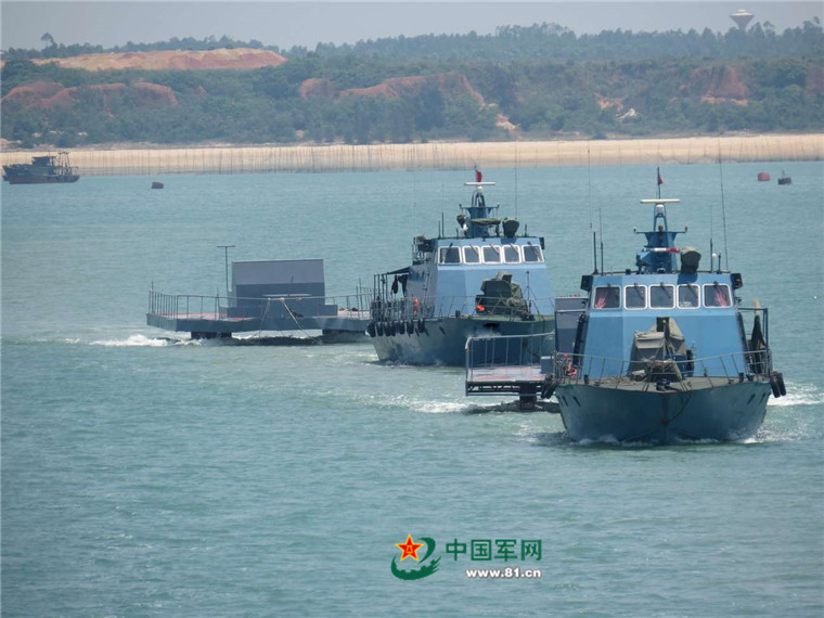 　　侦察艇编队拖带靶标向靶区航进。