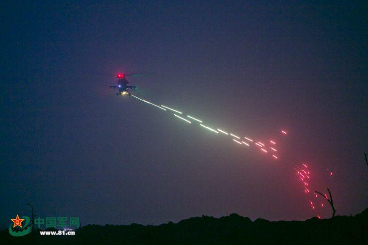 　　武装直升机夜间实弹射击。