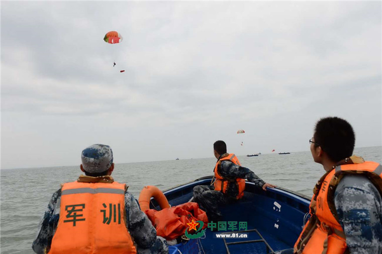 　　海面搜救人员做好打捞飞行员准备。