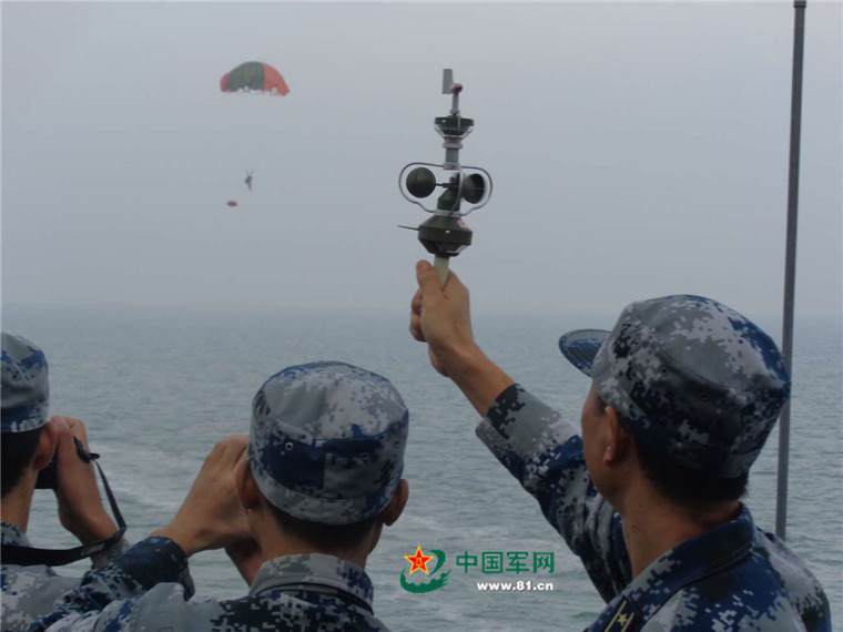 　　气象人员实时监测飞行员跳伞着水区中心点风向风速。