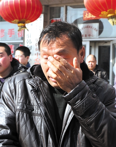 含泪告别父母一家三口返回广州 谢尚威回归平