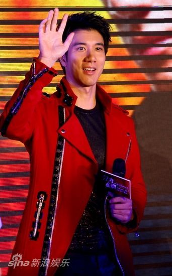 王力宏打招呼