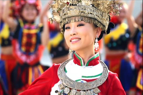 舒婷《<em>清江画廊土家妹</em>》喜迎湖北长阳八方游客