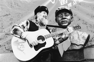 美国乡村音乐歌手唱响北京雷锋展