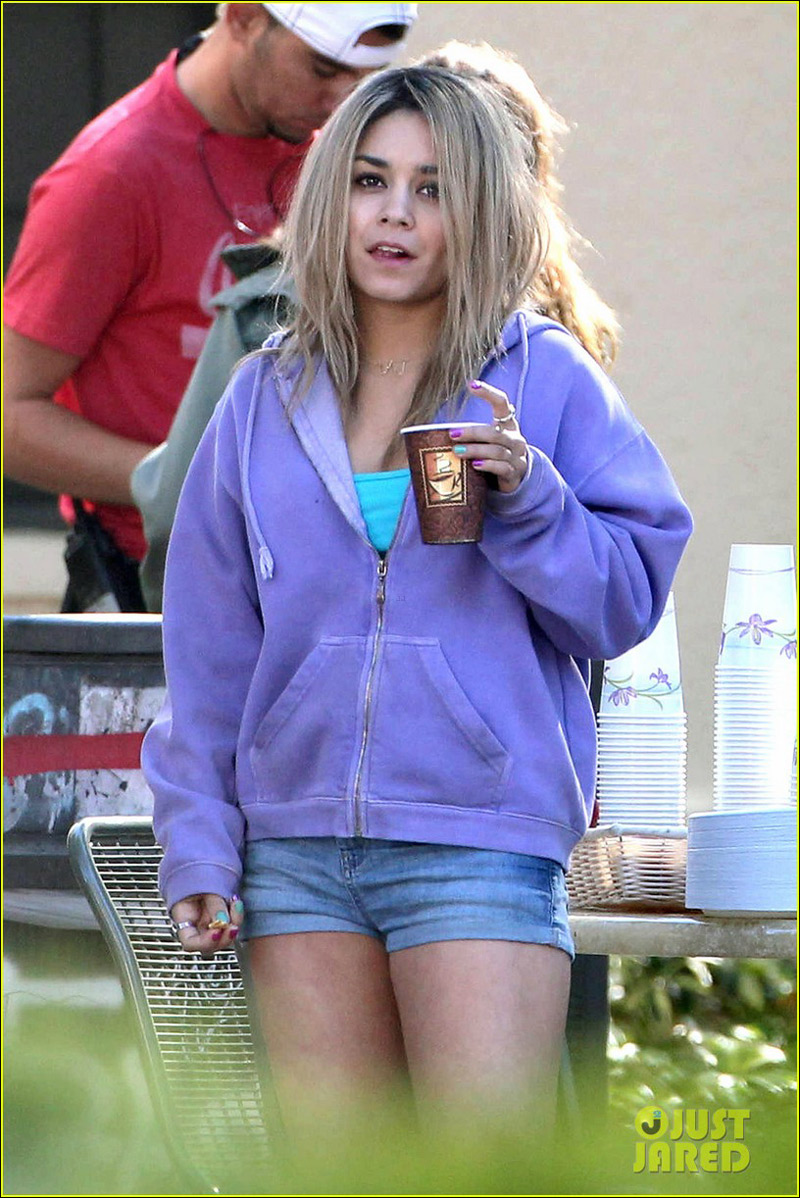 妮莎?哈金斯《春假学生》片场 变金发<em>小太妹</em>_